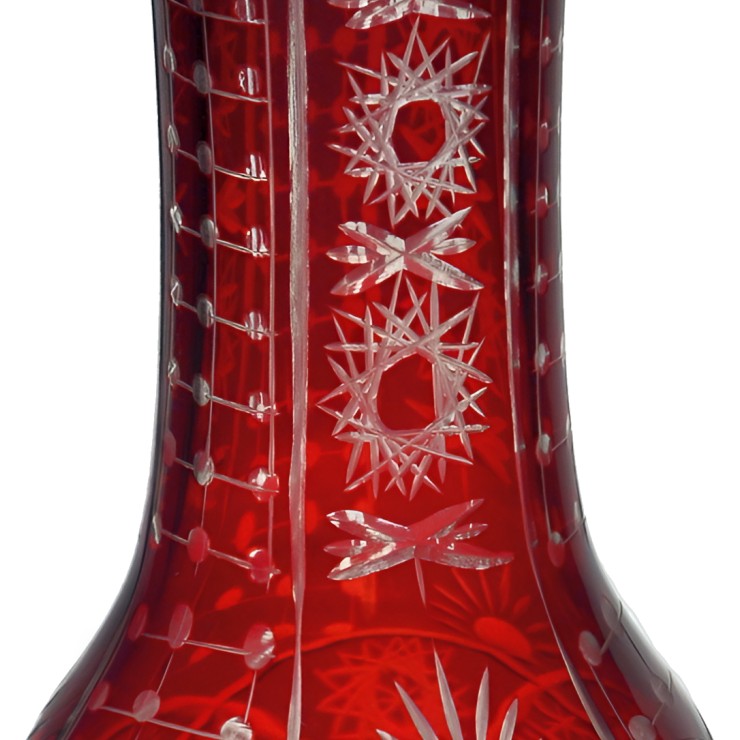 Böhmische Rote Bleikristallvase, Vintage Handgeschnittenes Glas, Elegantes Dekoratives Stück, Sammlerstück Als Mittelpunkt Für Zuhause Oder Büro